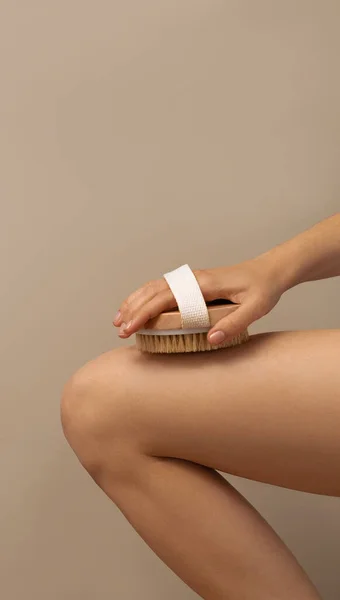 Womam Using Dry Body Brush Reduce Cellulite Beauty Concept Space — Stock Photo, Image