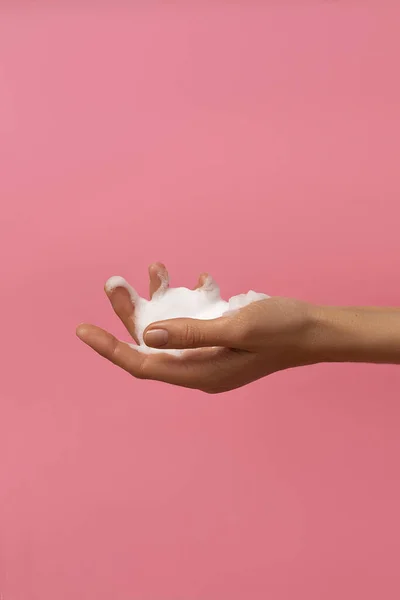 Γυναικεία Χέρια Πλύσιμο Σαπούνι Ροζ Φόντο — Φωτογραφία Αρχείου
