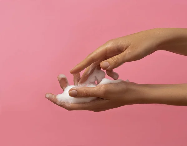 Női Kézmosás Szappannal Rózsaszín Háttér — Stock Fotó
