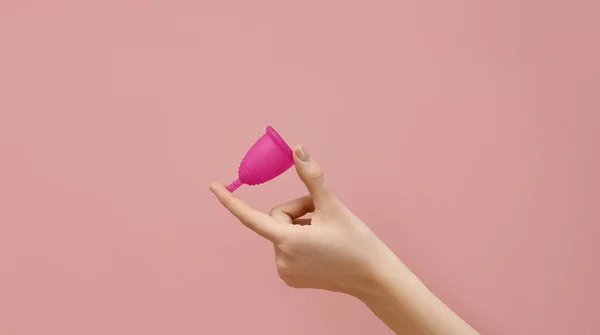Жіноча Рука Тримає Менструальну Чашку Рожевому Тлі Концепція Благополуччя Жінки Стокове Фото