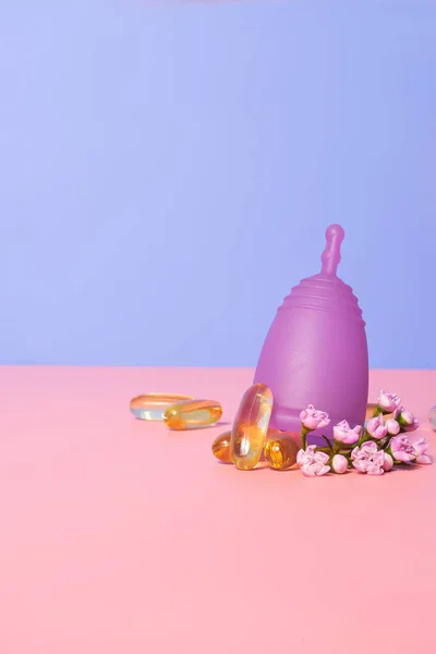 Менструальные Чашки Женщин Цветы Капсулы Масла Розовом Столе Концепция Женского Стоковая Картинка