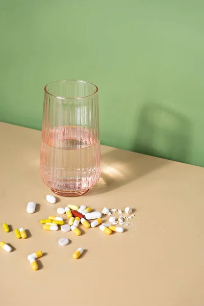 Egy Pohár Víz Egy Csomó Tabletta Asztalon Jólét Orvostudomány Fogalma Stock Kép