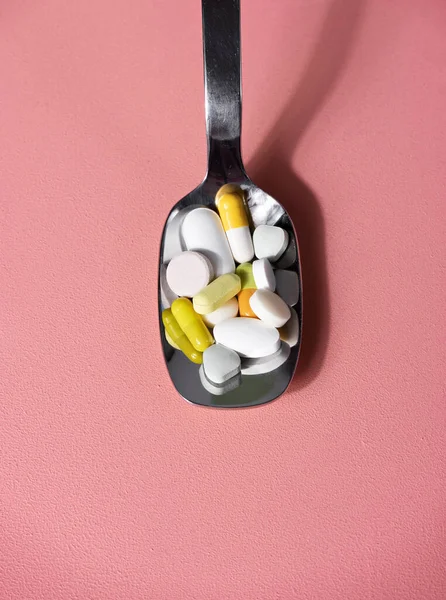 Πολύχρωμα Χάπια Ένα Κουτάλι Ένα Ροζ Τραπέζι Ευημερία Ιατρική Έννοια Εικόνα Αρχείου