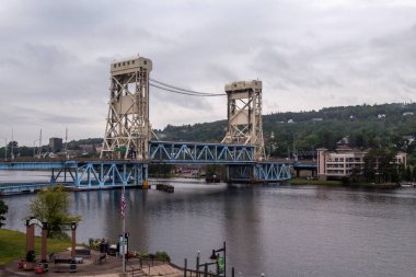 Portage Kanal Kaldırma Köprüsü ve Hancock Michigan Bulutlu bir yaz gününde