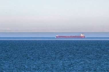 Kanada buharlı gemisi Laker, Michigan 'daki Keewenaw Yarımadası' ndan görüldüğü üzere Kanada 'nın üstün gölünün yanından geçiyor.