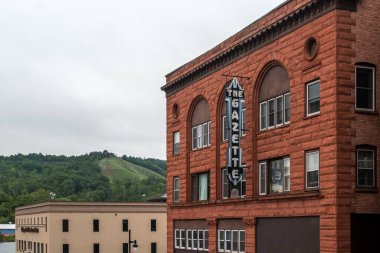 Houghton Michigan 'da bulutlu bir yaz gününde orta boy bir gazete yazısı.