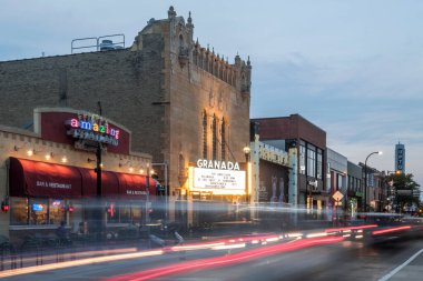 Bir yaz akşamı Minneapolis 'te Hennepin Bulvarı' ndaki Granada Tiyatrosu 'nu geçerken geniş açılı çekim.