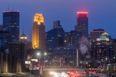 Minneapolis ufuk çizgisinin 26. üst geçitten gelen 35W üzerindeki telefoto görüntüsü.