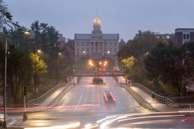 Iowa 'daki eski Capitol Müzesi' nin sisli mavi saat görüntüsü.