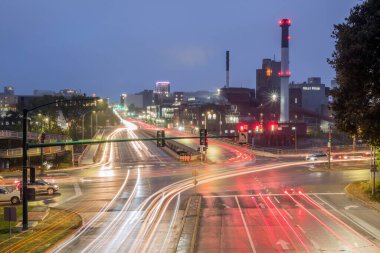 Yağmurlu bir sabah alacakaranlığında Iowa şehir merkezine giden trafiğin geniş açılı görüntüsü