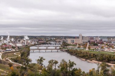 bulutlu bir sonbahar gününde Mount Trashmore 'dan görülen yüksek açılı bir sedir akıntısı şehri.