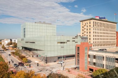 Bir sonbahar günü, şehir merkezindeki Davenport Iowa sanat müzesinin yüksek açılı gündüz çekimi.