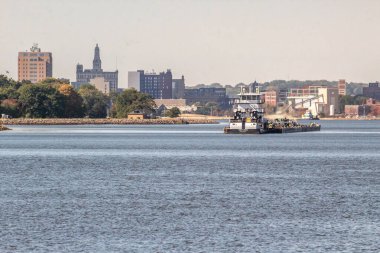 Emily Davis 'in Missippi nehrinde Davenport Skyline' a karşı çalışırken çekilmiş bir telefon görüntüsü.