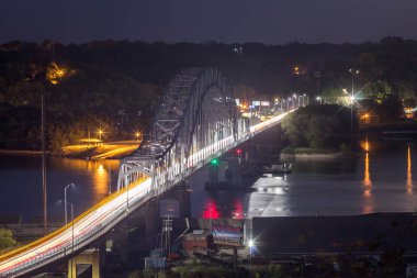 Julien Dubuque Köprüsü 'nün gece vakti Mississippi Nehri' ni kaplayan uzun pozu.
