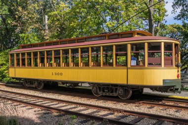 Oak Xerxes tramvayı güney Minneapolis 'teki ıhlamur tepeleri istasyonunda sonbaharın başında