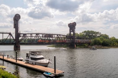 Güzel bir yaz gününde Prescott Wisconsin 'deki St. Croix köprüsünden geçen bir trenin geniş bir görüntüsü.