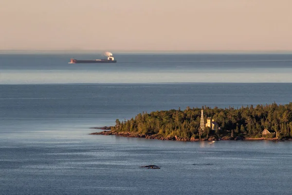ミシガン州のキーウィーン半島にある銅製の港灯台を通過する湖の優れた湖の高角度テレフォトショット — ストック写真