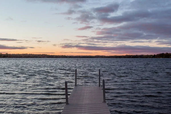 Caída Luz Del Atardecer Sobre Lago Medicina Suburbano Plymouth Minnesota — Foto de Stock