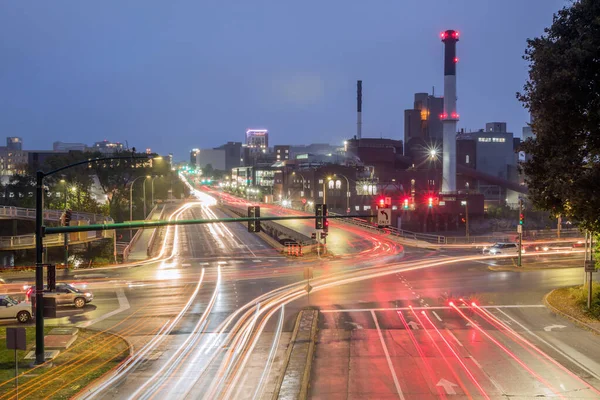 Gran Ángulo Tráfico Que Entra Centro Ciudad Iowa Durante Crepúsculo — Foto de Stock