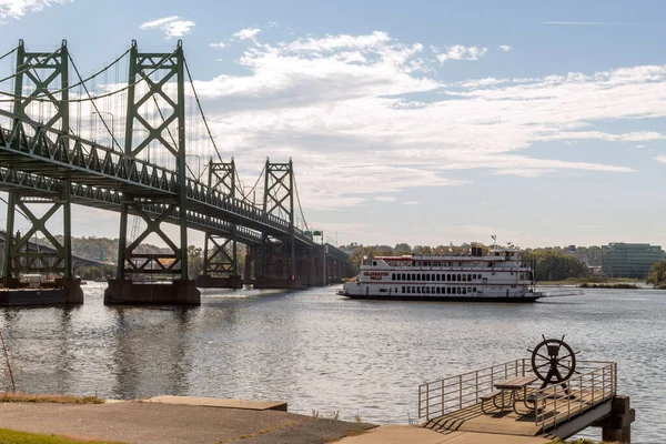 Celebration Belle Riverboat Passing Old Mississippi River Bridge Connecting Bettendorf — Stock Photo, Image
