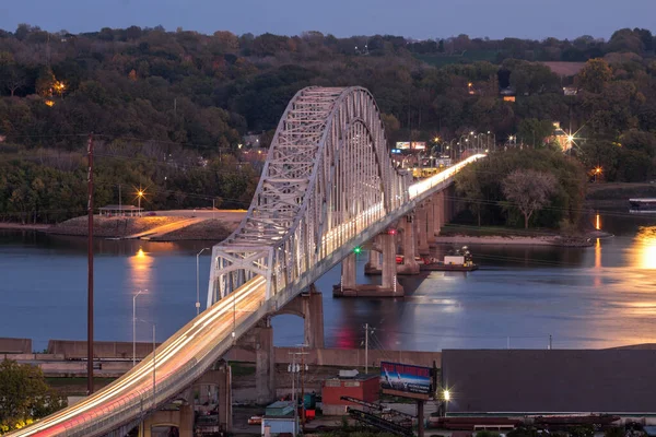 在爱荷华州密西西比河上的朱廉杜布克桥的近照 — 图库照片