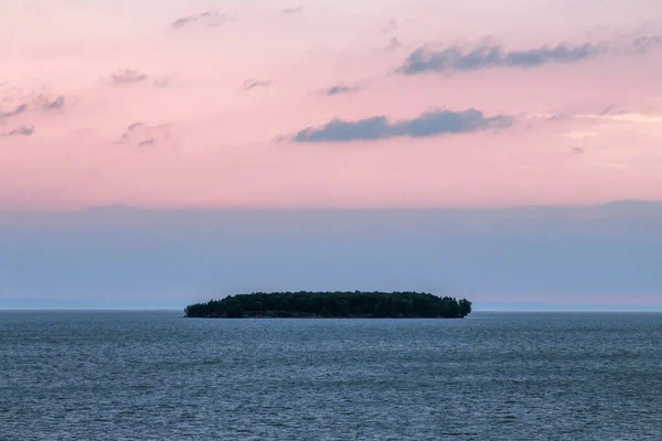 夏至日落时在湖上拍摄的关于使徒岛上鹰岛的心灵感应照片 — 图库照片