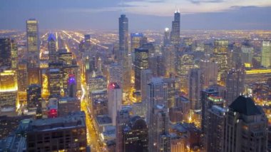 Chicago şehir merkezindeki Skyline Günbatımı Yüksek Açı Trafiği, Işıklar, Bulutlar 4K UHD Ultra Yüksek Çözünürlüklü