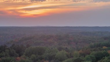 Orta Minnesota 'daki Kathio Mille Lacs Gözlem Kulesi' nden güzel bir sonbahar öğleden sonrasında görüldüğü gibi yeşillik değiştiriyorum.