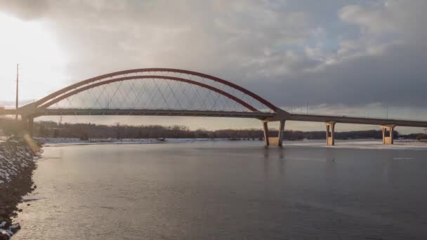 レヴィ公園から見える新しいヘイスティングス橋の後ろの暖かい午後の光 — ストック動画