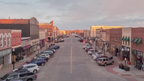 ヘイスティングス 2022年3月 ミネソタ州ヘイスティングスの歴史的中心街を通る交通路のブルーアワー長時間露光ショット — ストック動画