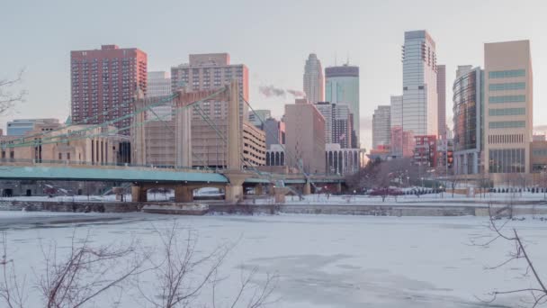 Downtown Minneapolis Com Ponte Hennepin Avenue Abrangendo Rio Mississippi Congelado — Vídeo de Stock