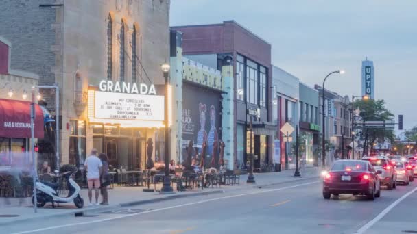 Minneapolis Summer 2021 夏の夜の間にミネアポリスのアップタウンにあるグラナダ劇場を通過する交通渋滞の黄昏時経過 — ストック動画