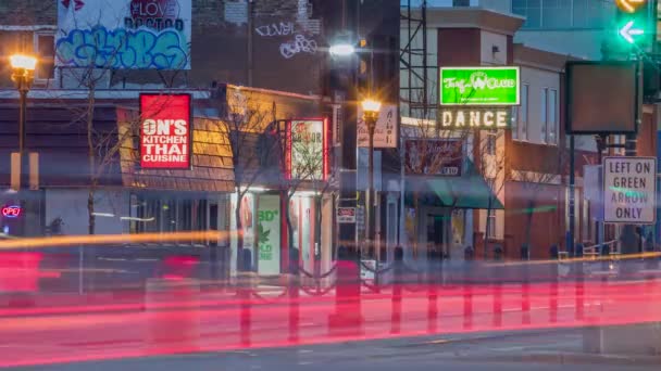 明尼苏达州保尔市St Paul 2021年12月 冬季黄昏时分 一辆由街道和轻轨组成的电视转播列车在明尼苏达州圣保罗市中心附近模糊了过往餐厅和场地的交通 — 图库视频影像