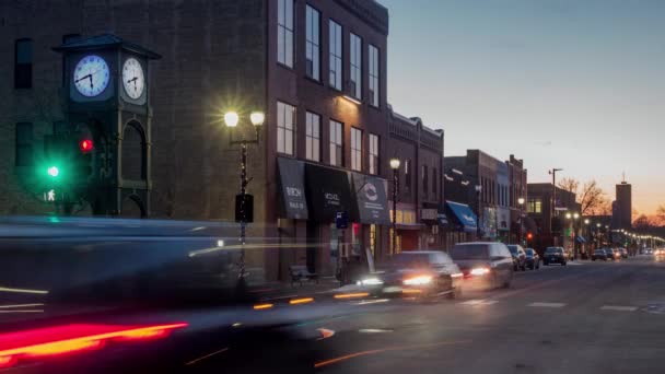Hopkins 2022年2月 ミネソタ州ホプキンス中心街のメインストリートでの交通とビジネス — ストック動画