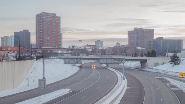 Minneapolis 2021年1月 ミネアポリスのダウンタウンにある高速道路394号線沿いの高層マンションの冬の夕日のショット4Kタイムラプス — ストック動画