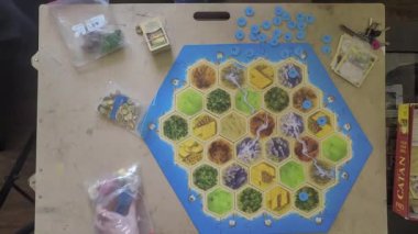 Arkadaşlar Catan Yerleşimcileri masa oyunu, zaman ayarlı oynuyor