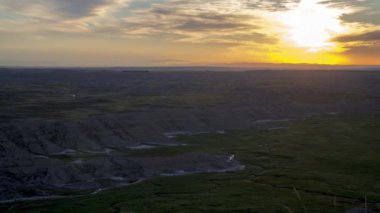 Altın Güneş Güney Dakota 4K UHD Zaman Çizelgesi 'nin Çorak Toprakları' ndaki Koyun Dağı Vantage Noktası üzerinde batıyor