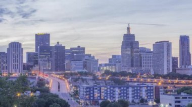 St. Paul Şehir Merkezinin Geniş Çekimi Wabasha Bulvarı Köprüsü ve Önplanda Tren Trafiği ile Işıklandırma Yaz Alacakaranlık 4K UHD Zaman Çizelgesi