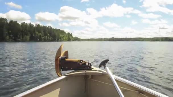 完璧な夏の日に小さなアルミ釣りクラフトの前からのビューボートタイムラプスの広い角度ポイント — ストック動画