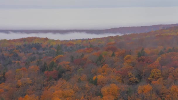 Średnie Ujęcie Dramatycznej Mgły Chmur Toczących Się Nad Jesiennym Krajobrazem — Wideo stockowe