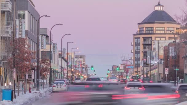 ミネアポリス 2021年冬 金星のピンク色のベルトの下の南ミネアポリスのレイクストリートでの交通の長い露出ショット冬の日没の空4Kタイムラプス — ストック動画