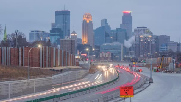 Tight Shot Minneapolis Skyline Winter 35W Traffic — Stock Video