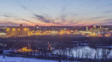 Schmidt Skyline ve Misssisipi üzerinde köprü