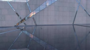 MINAPOLIS, MN - Mart 2018 - Minnesota Üniversitesi 'nin McNamara Mezunlar Merkezi' ndeki Aydınlatılmış Pencerelerin Ayrıntılı Çekimi ve Ördeklerle Yansıyan Havuz.