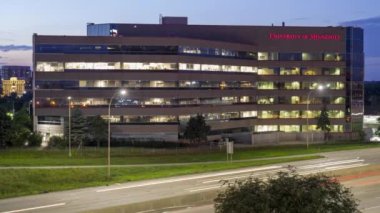 MINNEAPOLIS, MN - Temmuz 2016 - Minnesota Üniversitesi Batı Şeria Ofisleri ve Dusk 'ta 35W Otoyol Trafiği