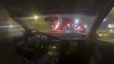 Minneapolis 'i sürmek, gece boyunca arabanın içinde uzun süre durmak. 
