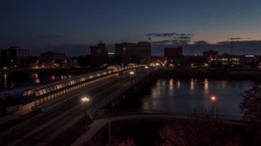 WATERLOO, IOWA - ECTOBER 2021 - Iowa 'nın başkenti Waterloo' da bulunan Cedar Nehri üzerindeki W 4. Cadde Köprüsü 'nde Aydınlatılmış Yaya Yolu' nun Yüksek Açısı.