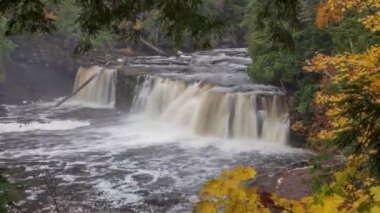 Michigan4K UHD Timelapse Kirpi Dağları Ormanında Manabezho Şelalesi