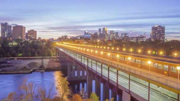 Wide Angle Shot Downtown Minneapolis Illuminated Washington Avenue Bridge Spanning — стокове відео