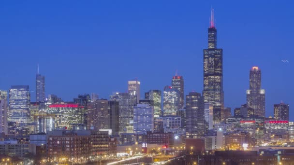 Średnie Zbliżenie Chicago Skyline Długi Ruch Podczas Zmierzchu Nocy Winter — Wideo stockowe